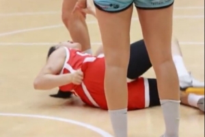 遭对手垫屁股的动作受伤离场！U19女篮球员李雨汧伤势并无大碍