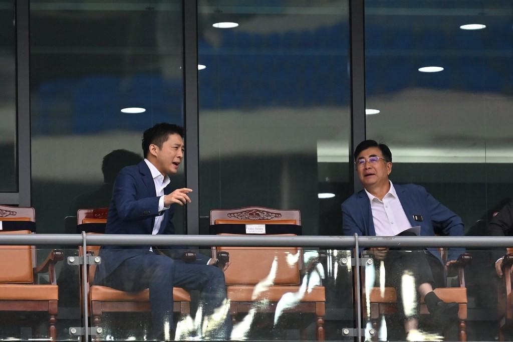 九游网页版-宋凯赛前与中国香港足总主席霍启山握手致意，两人一同观战