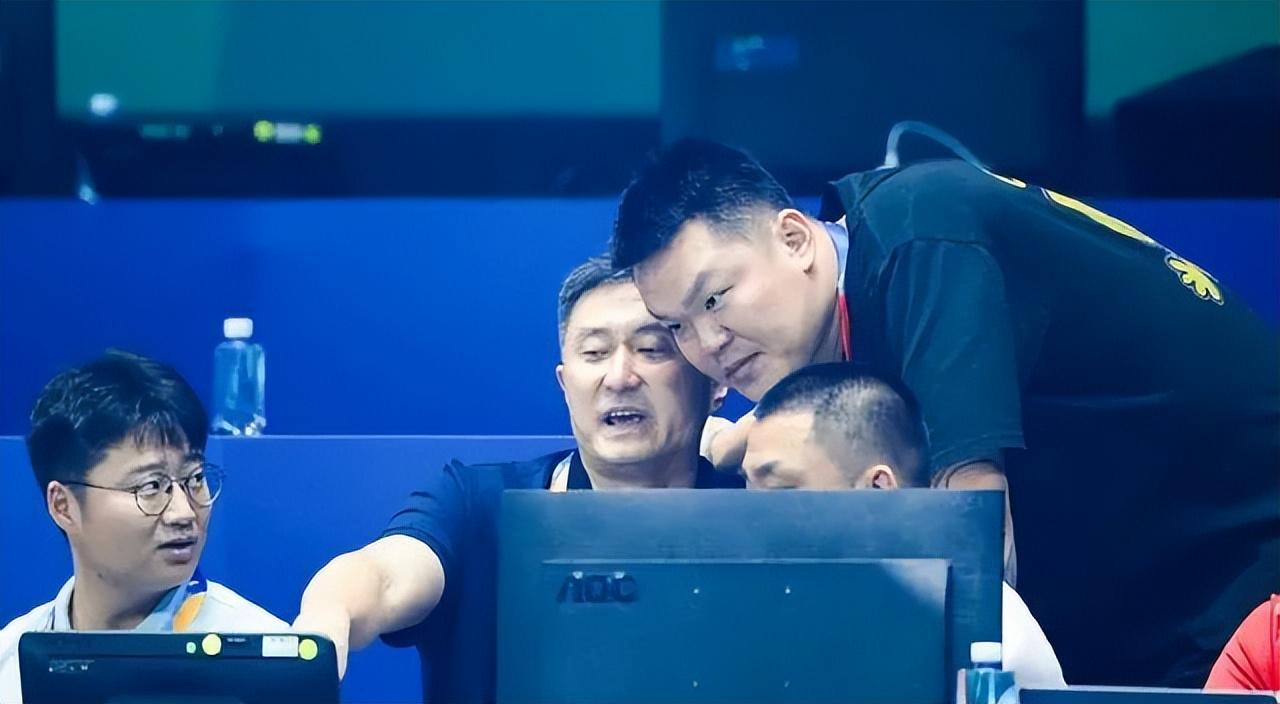 广东宏远今日早报！朱芳雨开闭门会议，杜锋深夜发声，一人被劝退