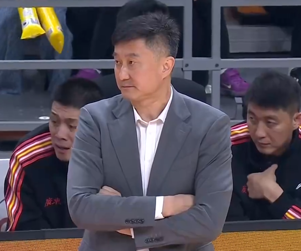 广东宏远今日早报！朱芳雨开闭门会议，杜锋深夜发声，一人被劝退